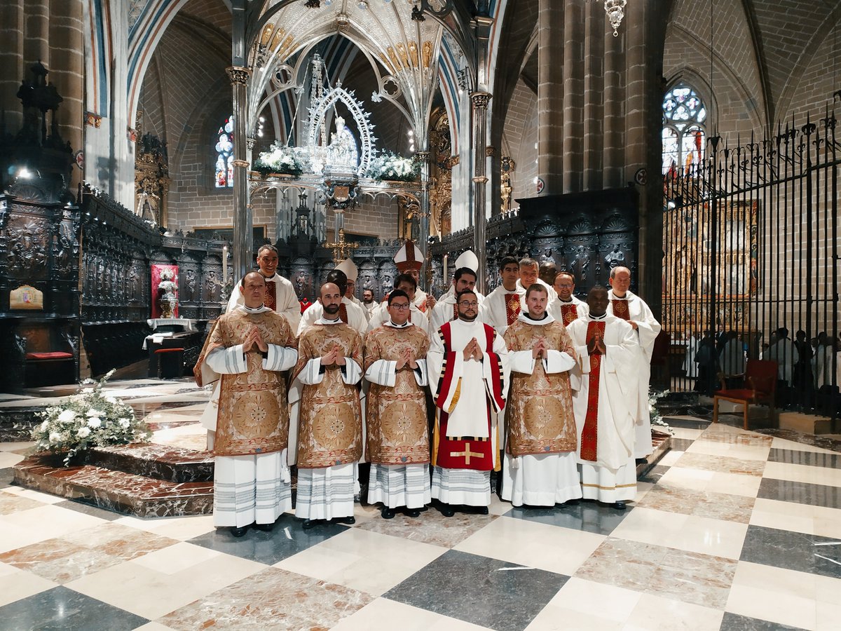 5 nuevos presbíteros y 5 nuevos diáconos. 
¡Felicidades!