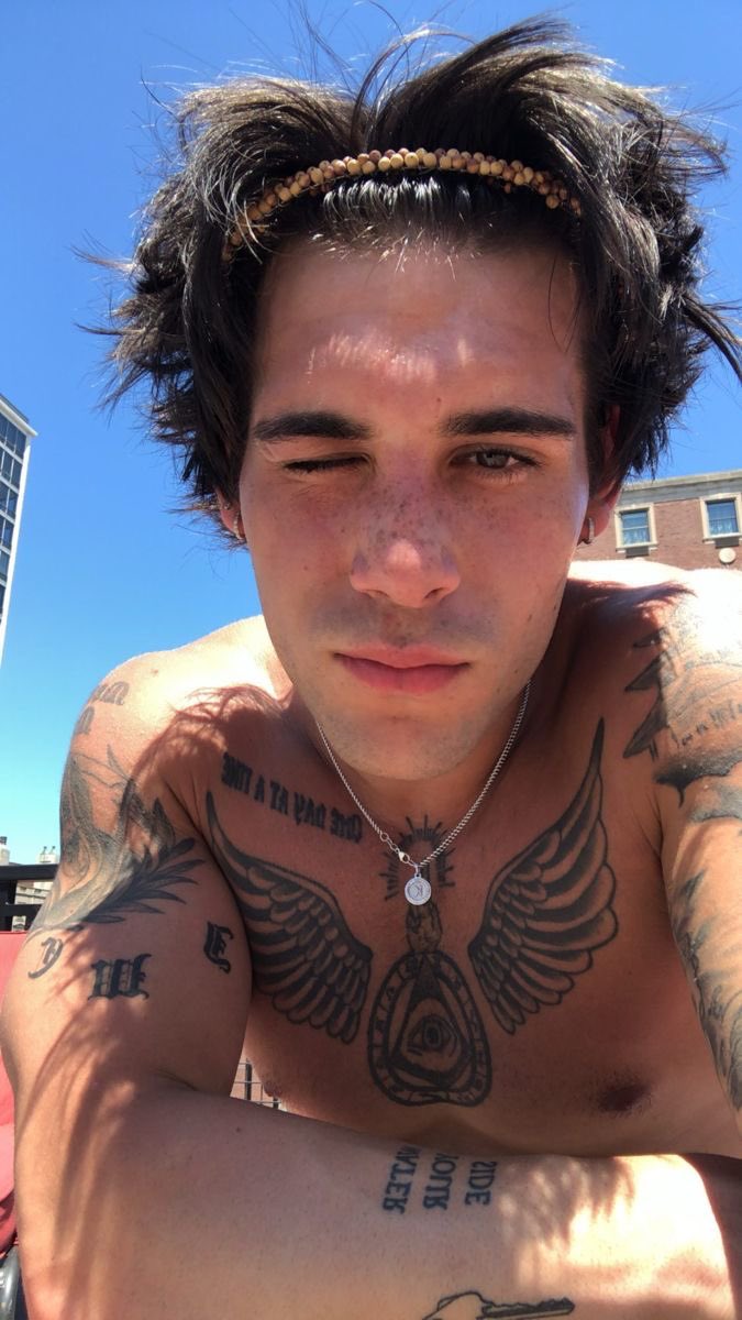 ᅠ

ᅠ
« he won't touch you like I do
he won't love you like I would
he don't know your body
he don't do you right »
 
ᅠ
ᅠ