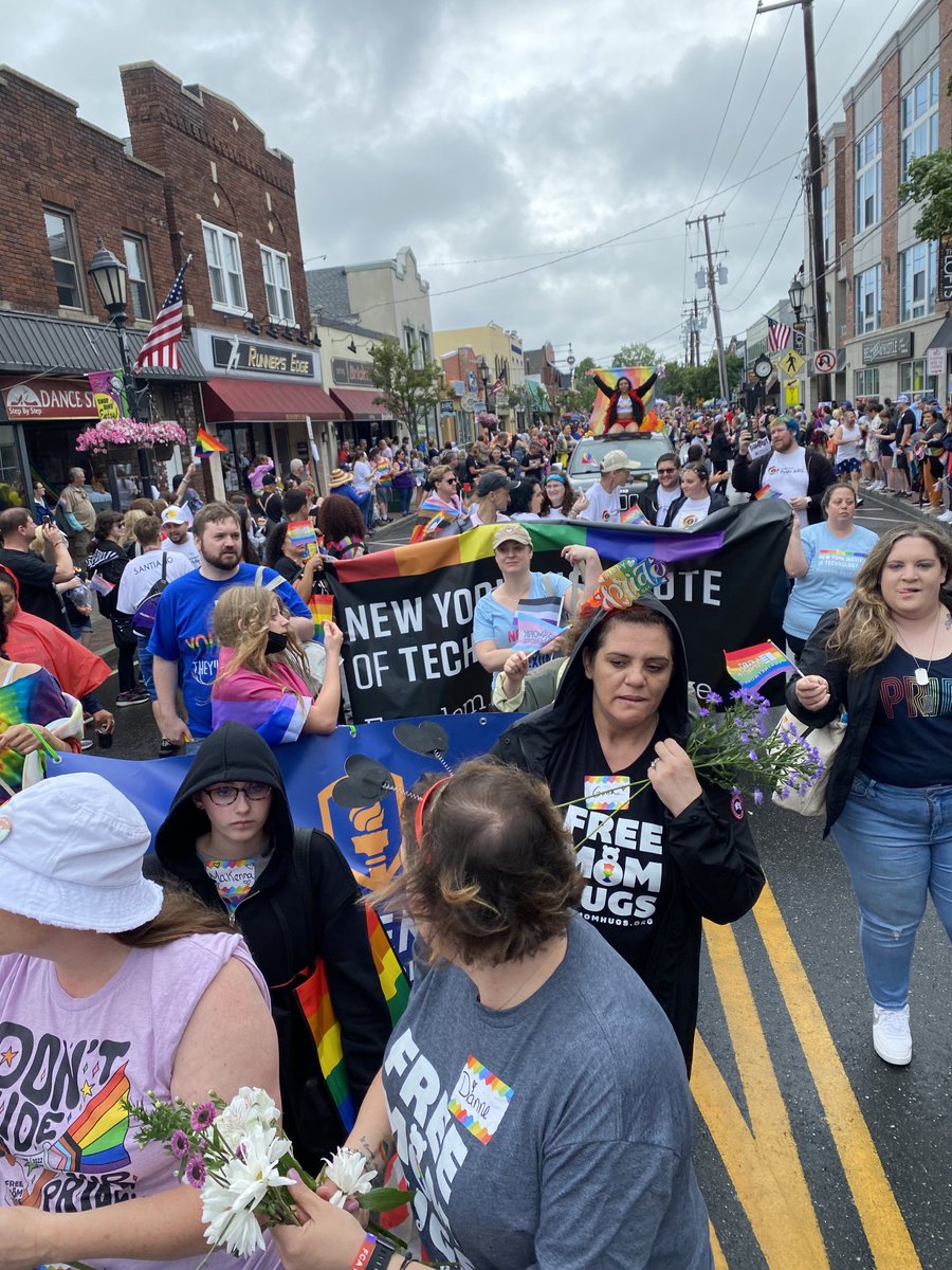 knitmom1418's tweet photo. A little rain wasnโt stopping us!! โฆ@freemomhugsโฉ #LIPride https://t.co/hIespo6X5l