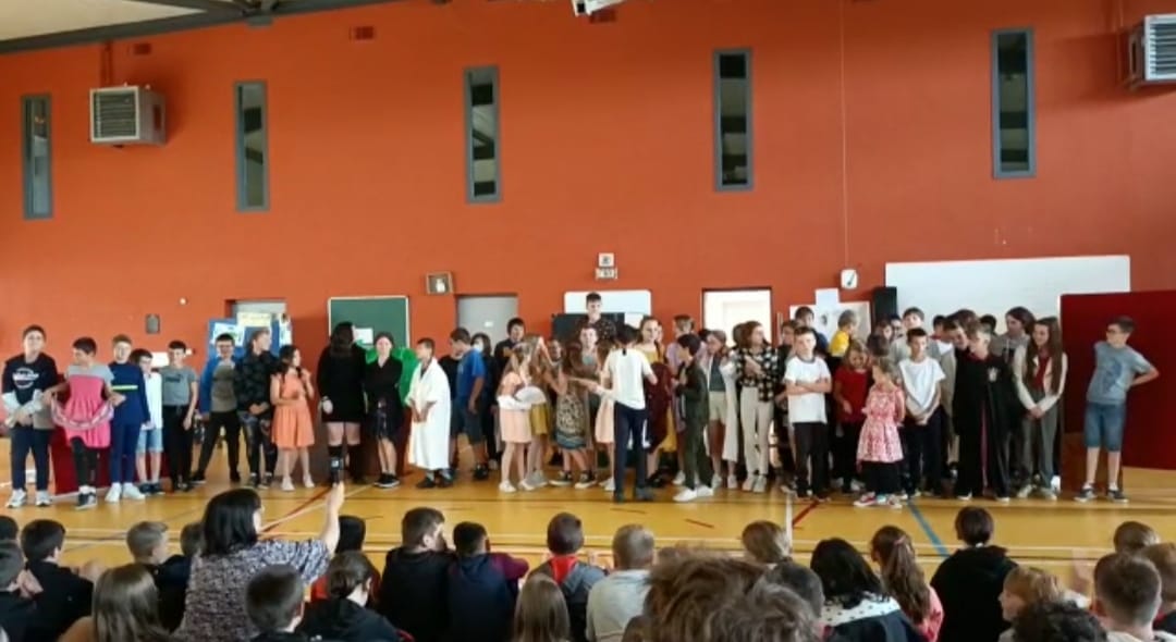 MousseyBata's tweet photo. Rencontre interdegré entre 5 classes de l'élémentaire et les 2 classes de 6e. Plus de 130 élèves réunis autour des dragons: Théâtre, concours d'éloquence, contes, chants et dessins ont jalonné cette journée mémorable.
#éloquence #rencontre_interdegré #TER #dsden57 https://t.co/H0vtL6fN7u