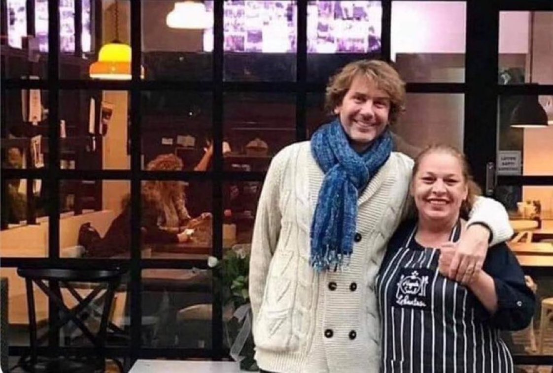 Taksim'de açılan "Hayata Sarıl Lokantası" evsizlere yemek veriyor. Yolu düşen herkese açık, isteyen askıya yemek bırakabiliyor. Daha çok kişiye duyurabilmek için bu güzel olayı paylaşır mısınız lütfen?

Adres: Kurabiye Sokak 3/1 Beyoğlu/İstanbul