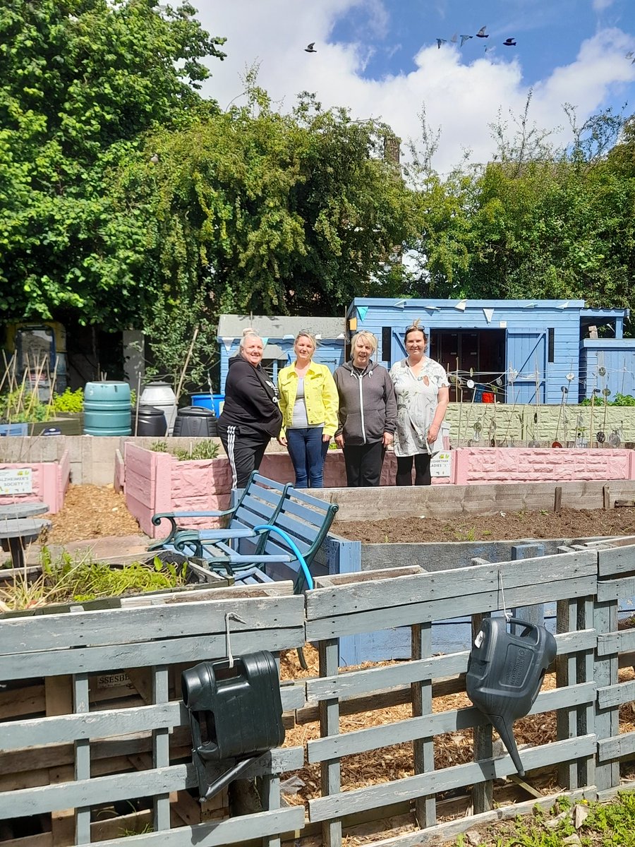 local_plot's tweet image. Lovely little visit from @joanneharvey12 &amp;amp; Vicky from @hwoodvoice2526 who recognise the value of Allotments in terms of psychological wellbeing &amp;amp; were really interested in our journey in terms of getting their local allotments up and running and allocated to the public. 💚