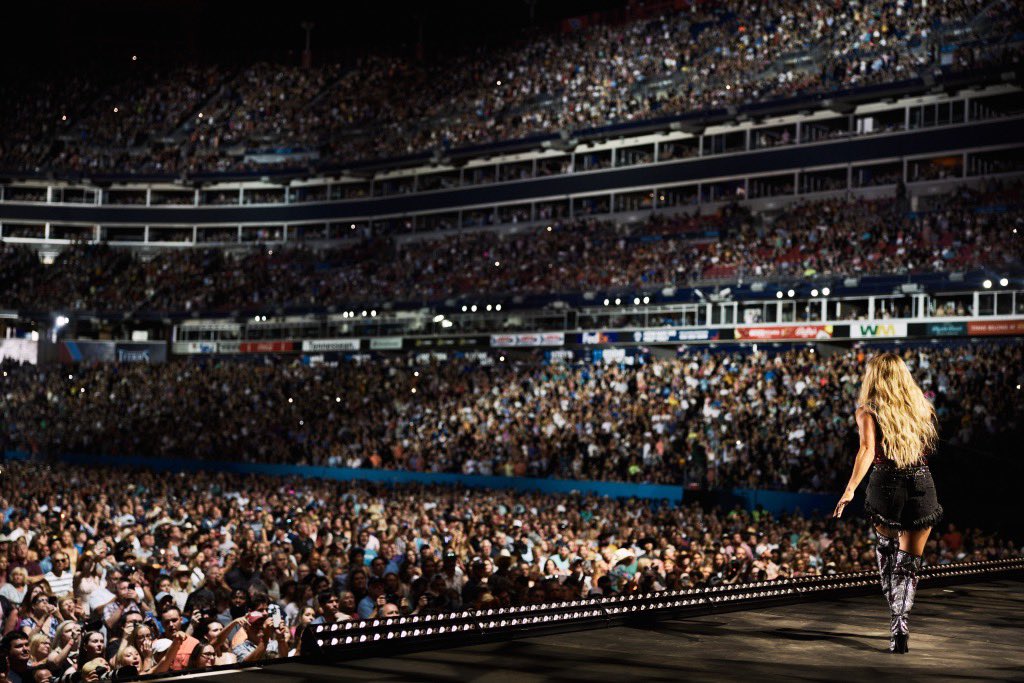 Carrie Underwood tweet media