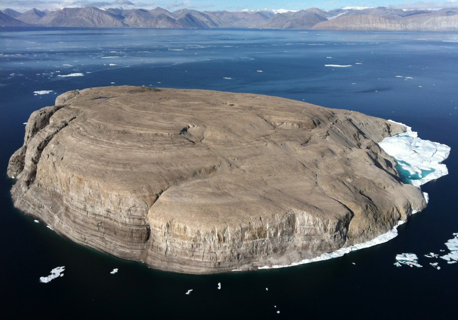 Cmdr_Hadfield's tweet photo. Canada's new shared border with Europe on Hans Island. Glad we could so peacefully resolve it with Denmark. https://t.co/gGfUWoASEm https://t.co/CAUxZVJN0R
