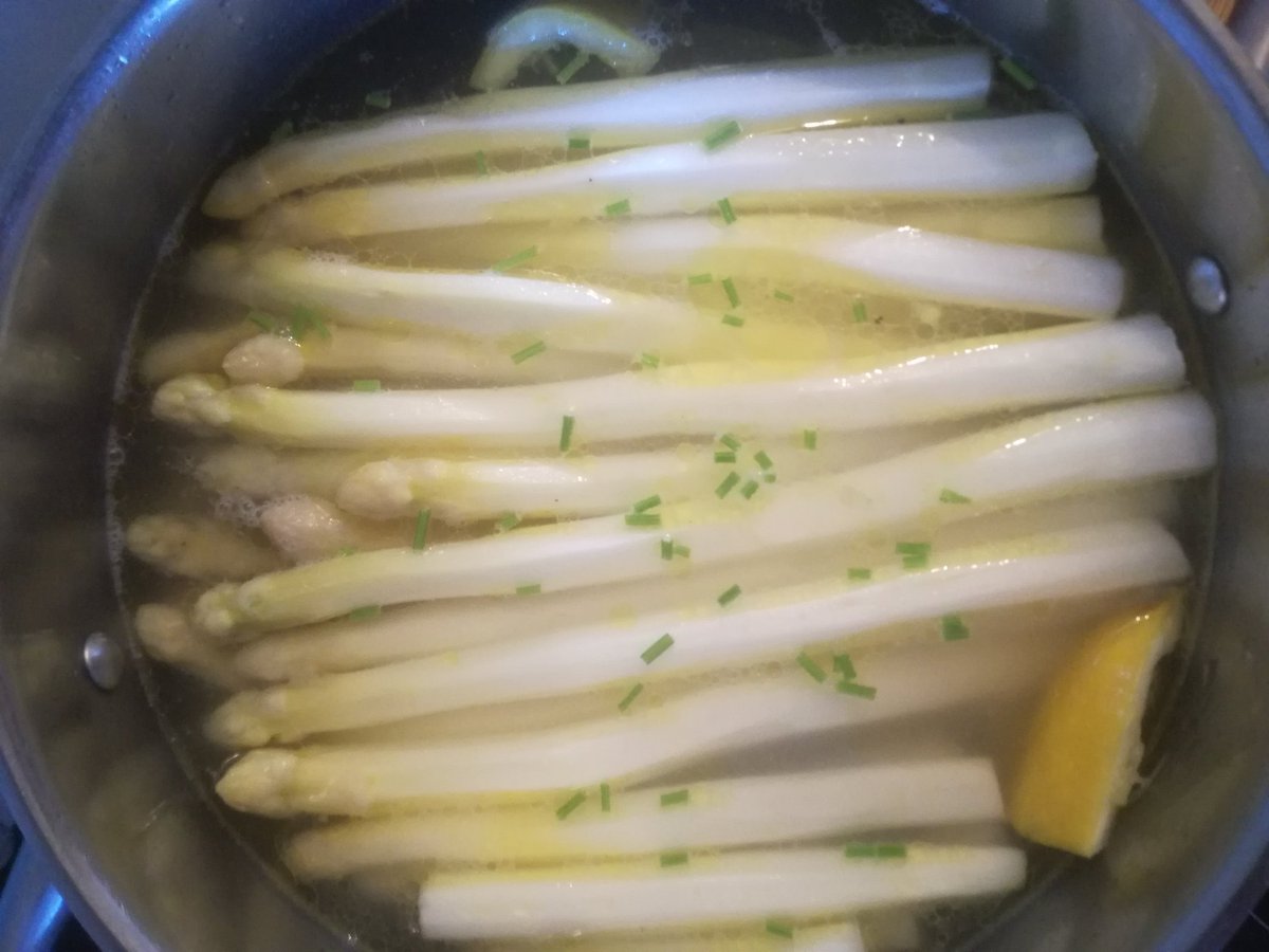 kristallnaach's tweet photo. Regionaler #Spargel satt🌱so lecker
mit #Lendchen😝#SonntagsEssen
🍇 Dazu #Riesling #Wein #Prost 🍷 https://t.co/xlcW4RLvLd
