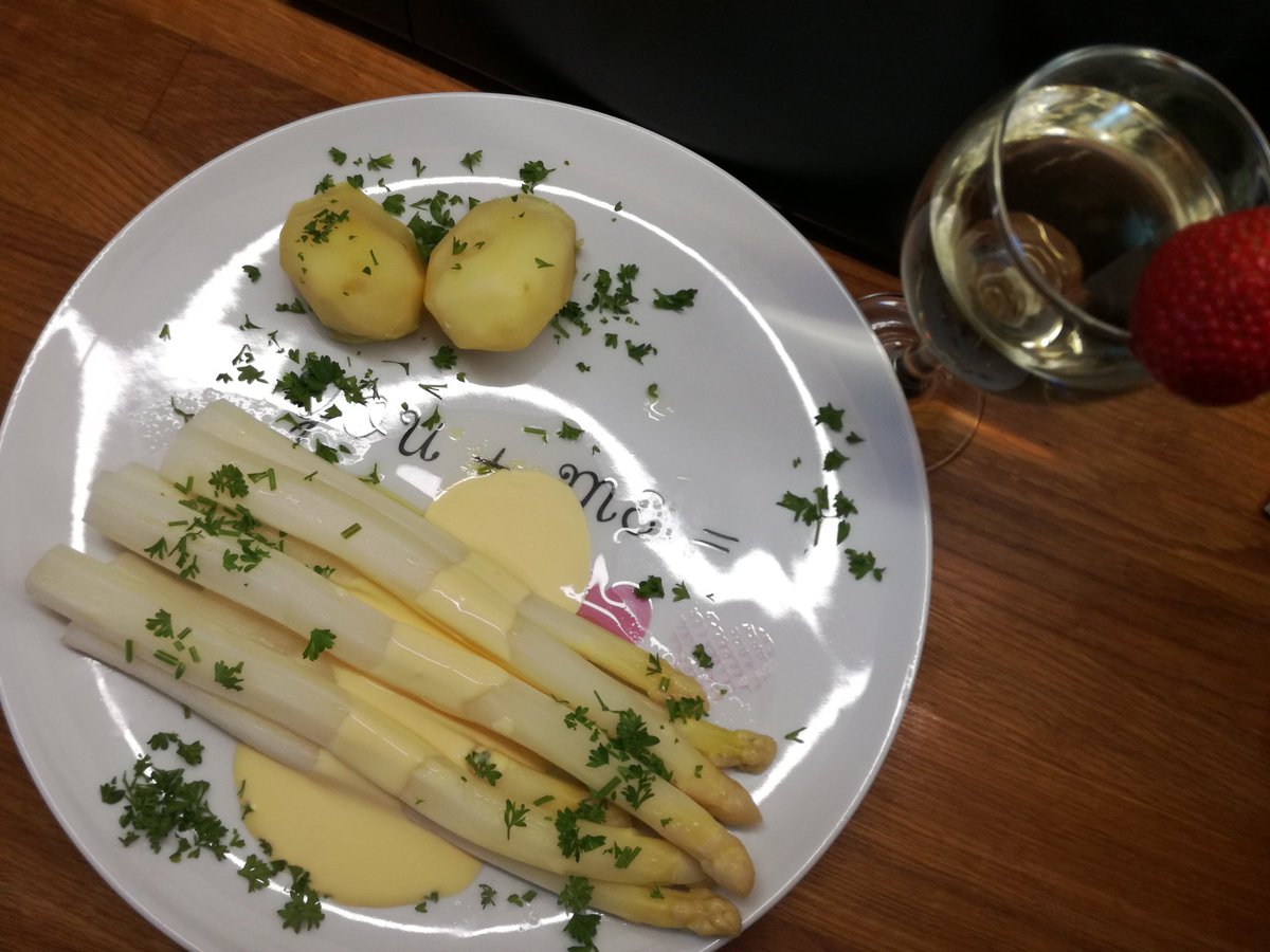 kristallnaach's tweet photo. #Lendchen &amp; #Spargel🌱 = lecker!
🍇 #Prost #Riesling #Wein🍷mjam😛 https://t.co/ruUapbZzFG