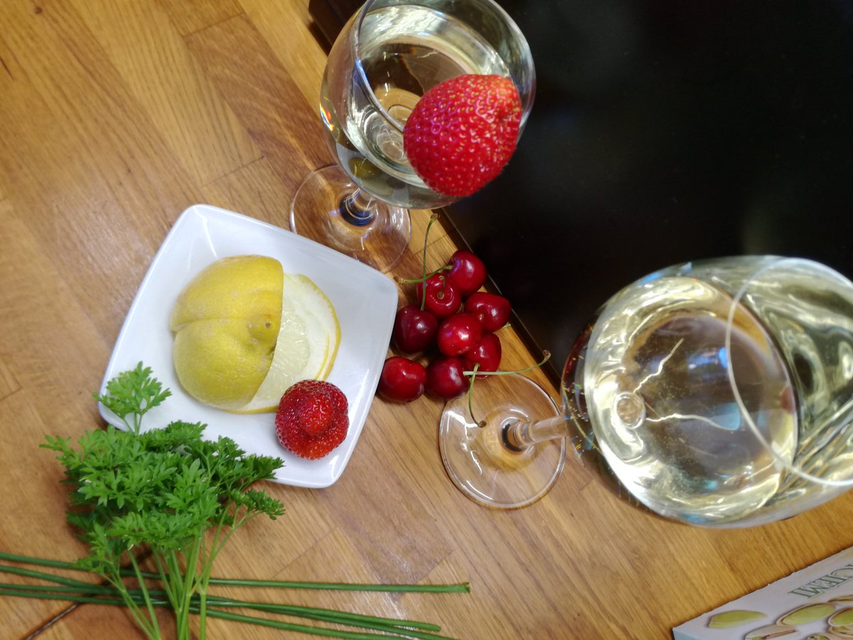 kristallnaach's tweet photo. #Lendchen &amp; #Spargel🌱 = lecker!
🍇 #Prost #Riesling #Wein🍷mjam😛 https://t.co/ruUapbZzFG