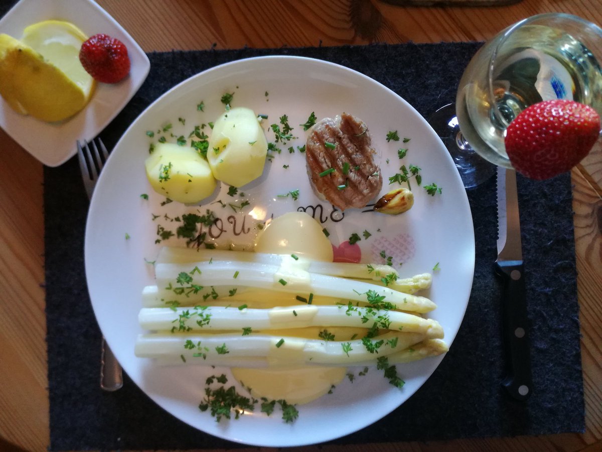 kristallnaach's tweet photo. #Lendchen &amp; #Spargel🌱 = lecker!
🍇 #Prost #Riesling #Wein🍷mjam😛 https://t.co/ruUapbZzFG