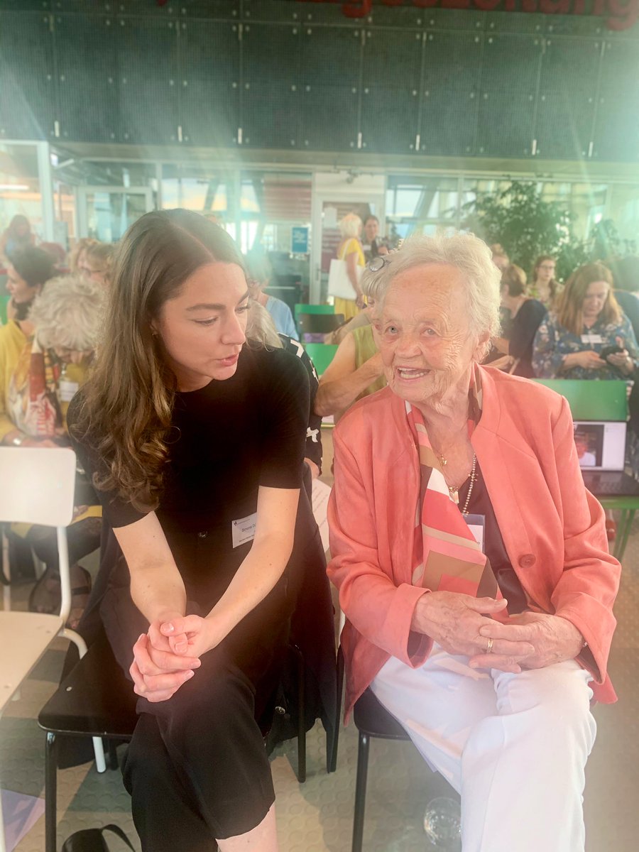 Was für eine Ehre - vielen Dank für den <a href="/MarliesHesse/">Marlies Hesse</a>-Nachwuchspreis und die tollen, beeindruckenden Begegnungen gestern Abend über den Dächern von Berlin <a href="/Journalistinnen/">Journalistinnenbund</a>. Glückwunsch auch nochmal an <a href="/krichevskaya/">vera krichevskaya</a> und <a href="/BrigitteFehrle/">Brigitte Fehrle</a>. #journalistinnen22 <a href="/sip_media/">Sissi Pitzer</a> <a href="/Beckerkath/">Kathrin Becker</a>