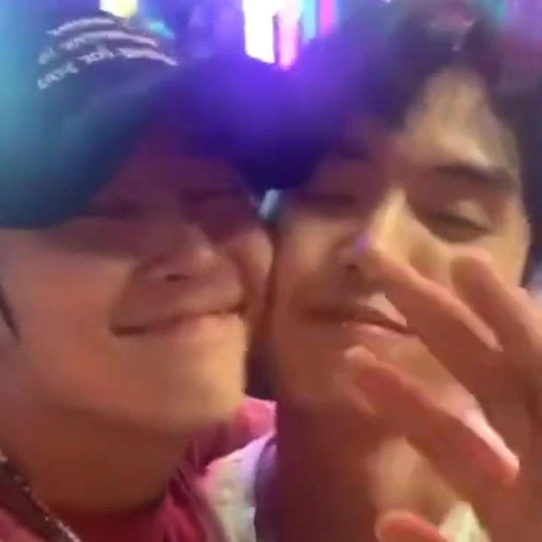 therose_gul's tweet photo. Smooches and smiles 🥺💖 drunk dorkies https://t.co/9XoycNolRa