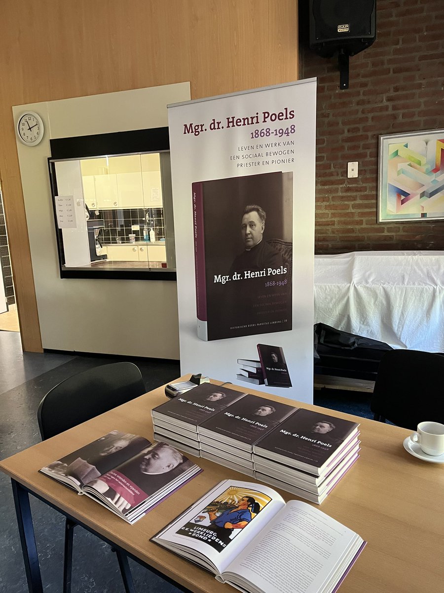 DijckHarry's tweet photo. Na Heerlen, Venray vandaag in Sittard: een praatje met een plaatje over ‘Een houwdegen in priestergewaad. Lef en lot van Henri Poels’. Samen met mede-auteur Koos Linders bij Podium Babel, met kritische interviewer/antropoloog Kitty Janssen (@DeDomijnen). #volkshuisvesting https://t.co/ot7wG9dGfx