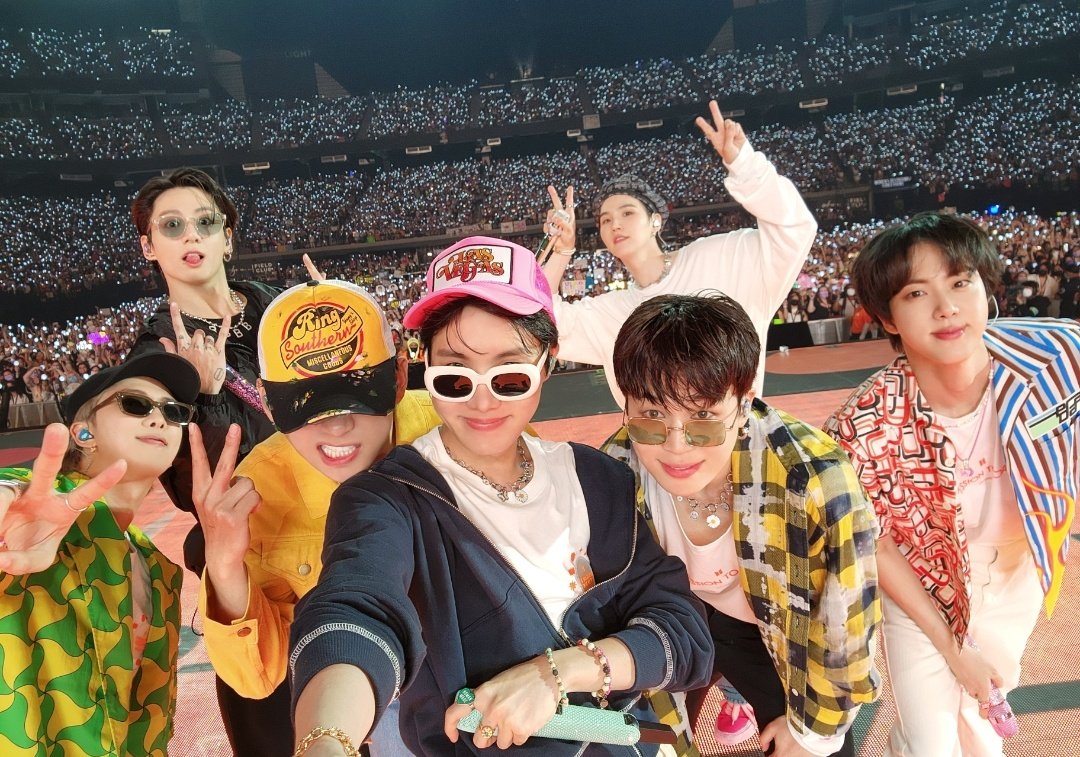 VinMin_'s tweet photo. Dear BTS @BTS_twt 
Thank You for existing 💜
My Happy place💜 
The best is Yet to Come...💜
#BTSBestFriendsOfMyLife 
#9YearsWithBTS 
#BTS9thAnniversary 
#BTSIsOurProof 
#BTSARMY https://t.co/pncfhrWopk