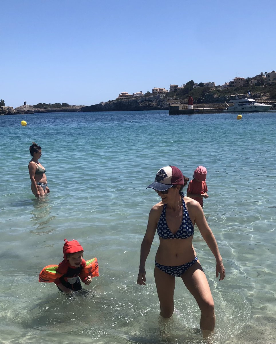 MaiaDunphy's tweet image. Little stingray getting braver every day! This really is the most beautiful water. 🥰🥰