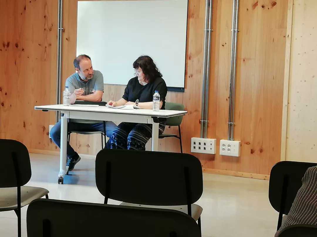 teatrecorpus's tweet photo. 📷 Fotos de la lectura dramatitzada de "La benvinguda" que vam fer ahir. Moltes gràcies al públic que va venir i al @CBCanCarol! 😀

#teatreamateur #ViladeGràcia #DASC2022 https://t.co/GHLCdu9LJu