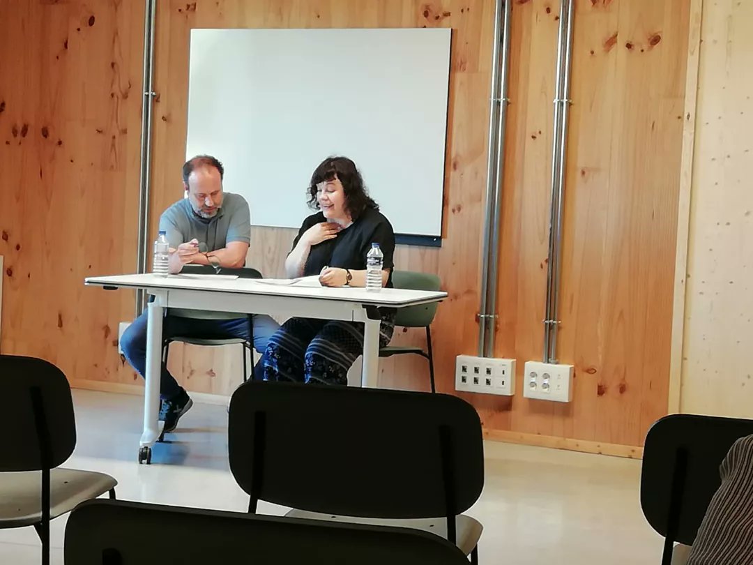 teatrecorpus's tweet photo. 📷 Fotos de la lectura dramatitzada de "La benvinguda" que vam fer ahir. Moltes gràcies al públic que va venir i al @CBCanCarol! 😀

#teatreamateur #ViladeGràcia #DASC2022 https://t.co/GHLCdu9LJu
