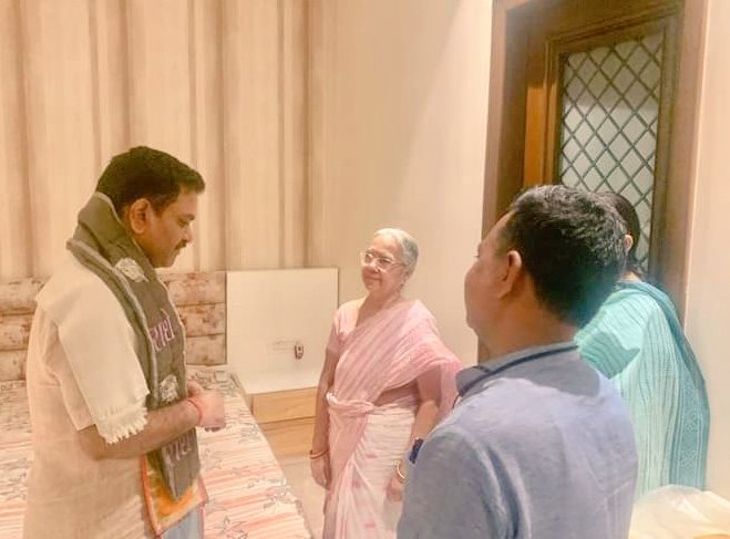 Gyanendra_scat's tweet photo. वो माँ के आगे झुक जाने का हुनर जानता है।
वो खुद को खुद से ज्यादा पहचानता है।।
#RajeevKkumarGupta 
@asim_arun https://t.co/eG7y2QK1HJ