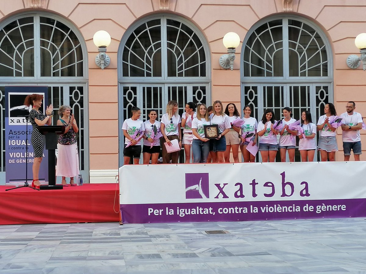 💜PREMI XATEBA 2022. L’associació feminista <a href="/Xateba/">Xateba</a> ha atorgat el galardó anual que concedeix l’entitat a l’equip femení del <a href="/racingxativa/">CF Racing Xàtiva</a>.

⚽️Un reconeixement pels triomfs esportius, però sobretot per fomentar la igualtat i donar exemple de què el futbol no entén de gèneres.