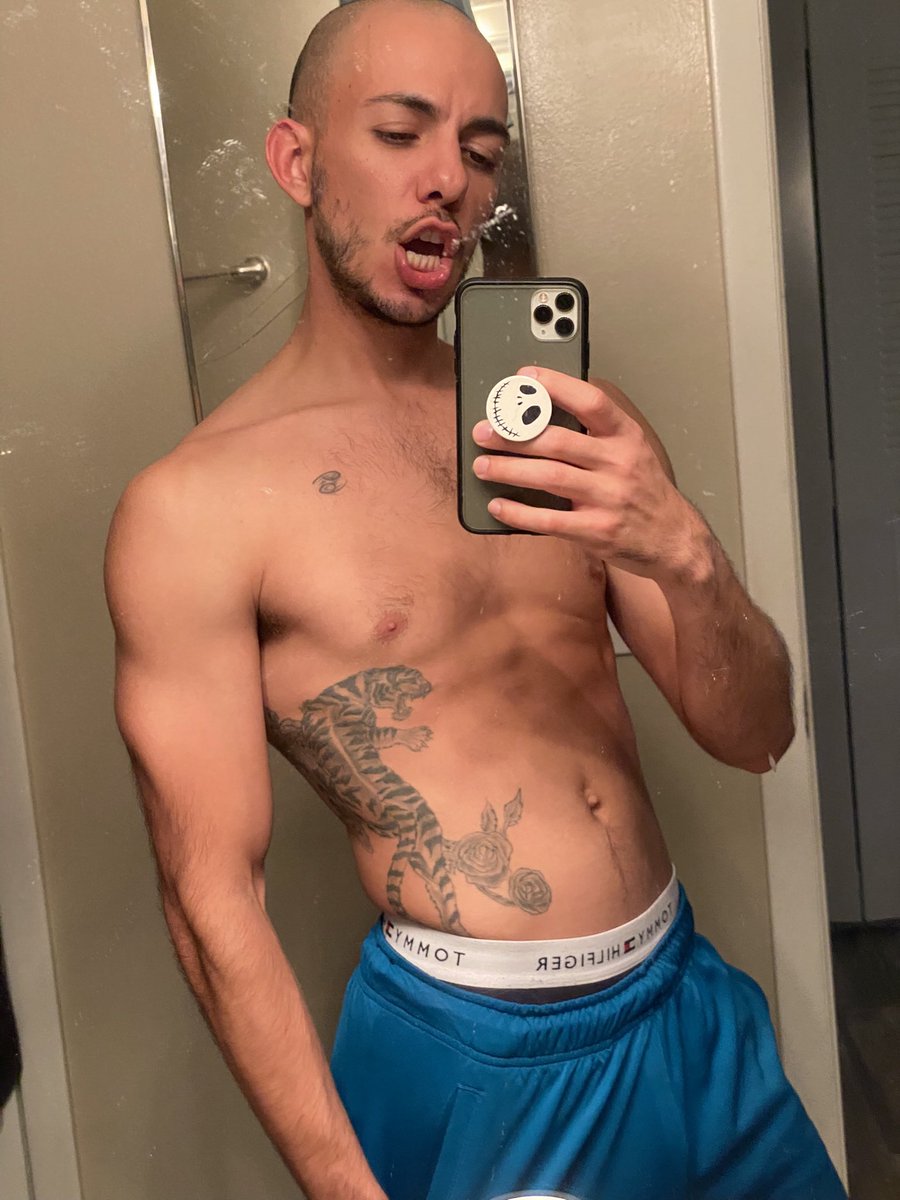 PUTOPAPI95's tweet photo. *insert dirty mirror pic* https://t.co/U4Xlc9wnCA