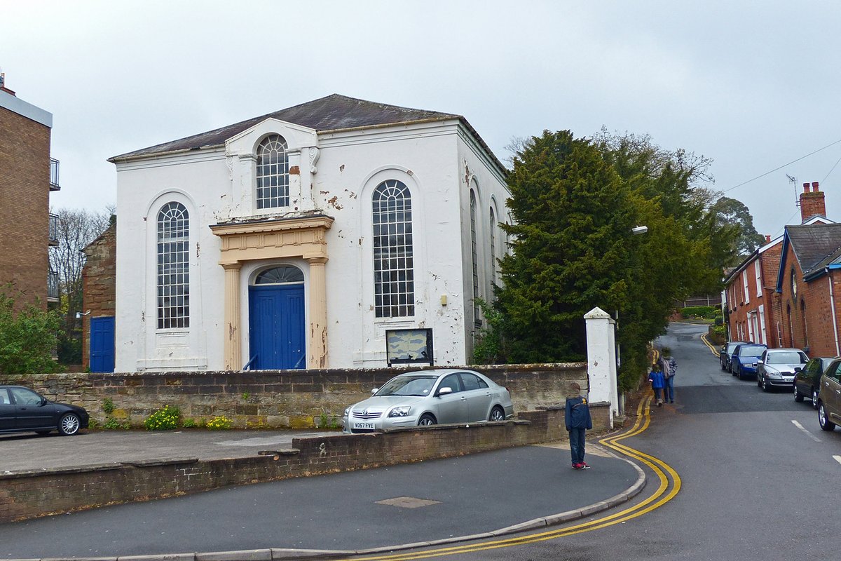 todbooklady's tweet photo. #ArtsandCrafts #Cotswolds #churche Bromsgrove's 1832 Congregational church (URC) has a single feature of A&C interest: a Hardman & Co. memorial window to Archibald J. Davies, stained glass designer & painter, & his fellow craftsmen of the Bromsgrove Guild.
📸Tudor Barlow https://t.co/XYEjnaiIk3