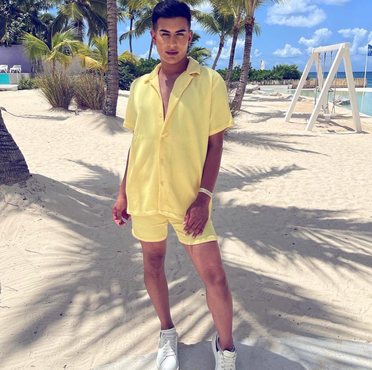 OnlyWayIsEssex's tweet photo. Sunshine, tan lines and good vibes ✨🏝 #TOWIE coming soon… https://t.co/jx8CGKkUlc