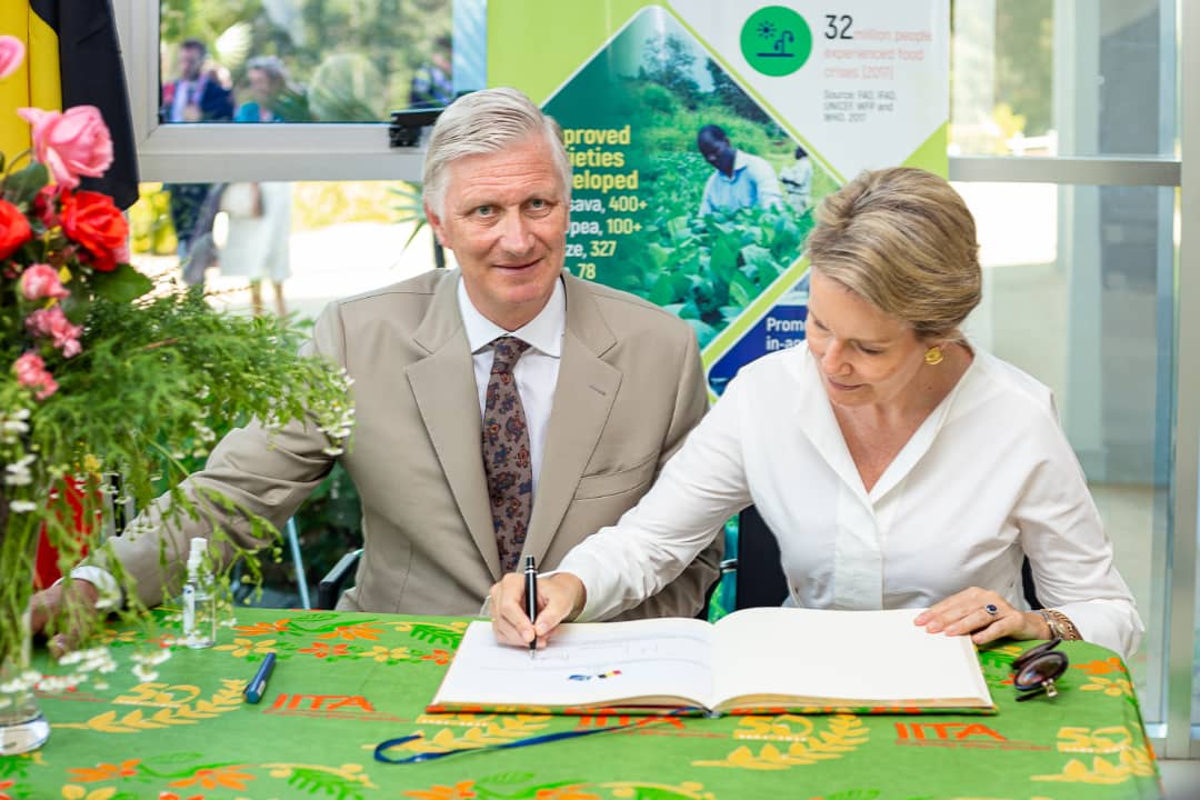 Thierry_RUKATA's tweet photo. En séjour à #Bukavu au #SudKivu, le roi des Belges @MonarchieBe a visité le laboratoire de l'@IITA_CGIAR, station @Oolusegun_obj de #Kalambo @NSanginga @DenisMukwege @Presidence_RDC https://t.co/qEs0DwunHD