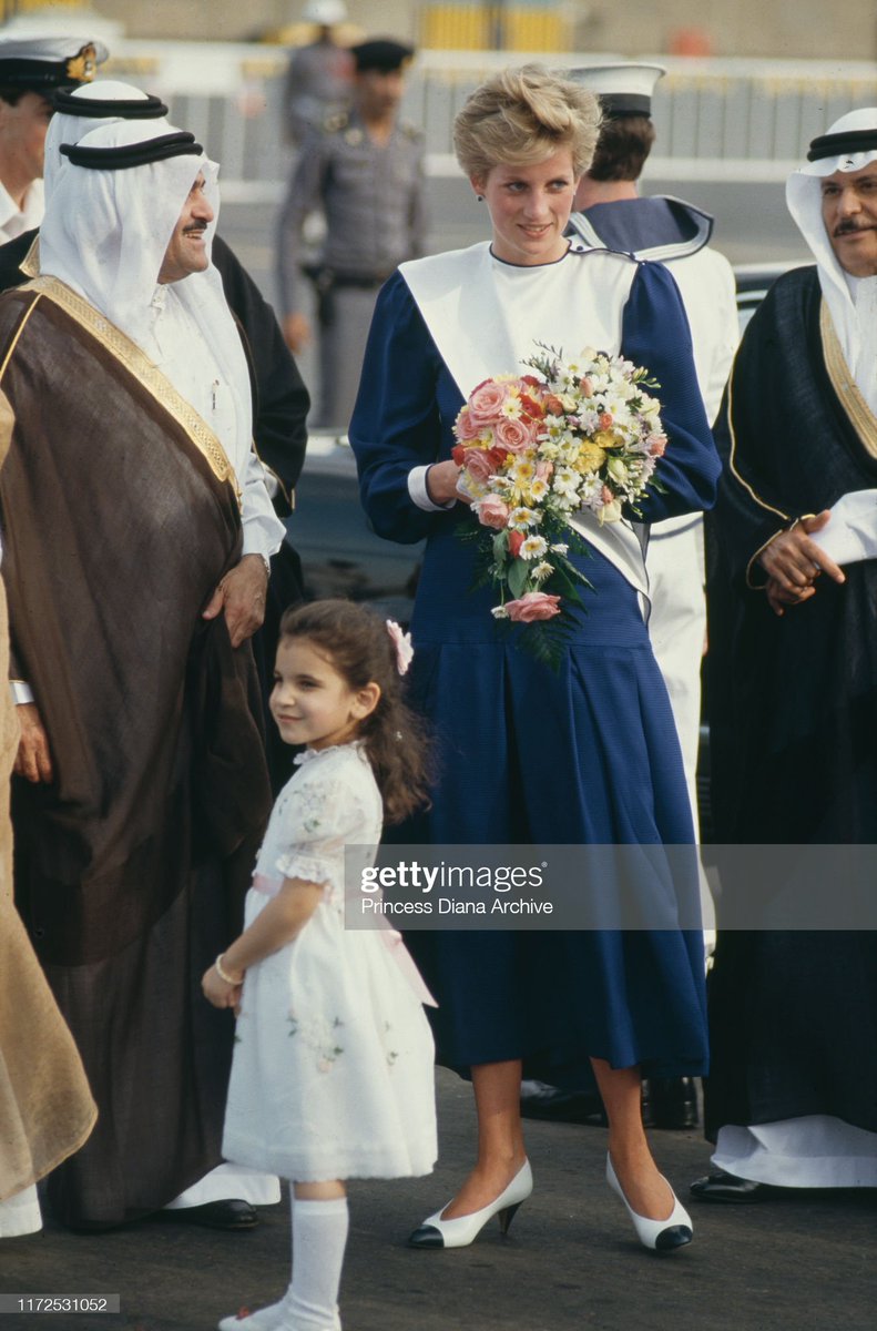 ashiq_almadi's tweet photo. من الخاص📩

انا الطفله بسمه زهير مسعودكان عمري ٥ سنين في الصور يعني مواليد ٨١ تم تقديم باقه الورد الي الاميره ديانا عند زيارتها وزوجها الامير تشارلز لميناء جده الاسلامي الان انا استاذ مساعد في جامعه جده متزوجه ووالده لطفلتين حصلت علي البكالوريوس من جامعه دار الحكمه https://t.co/9sAw81phOG