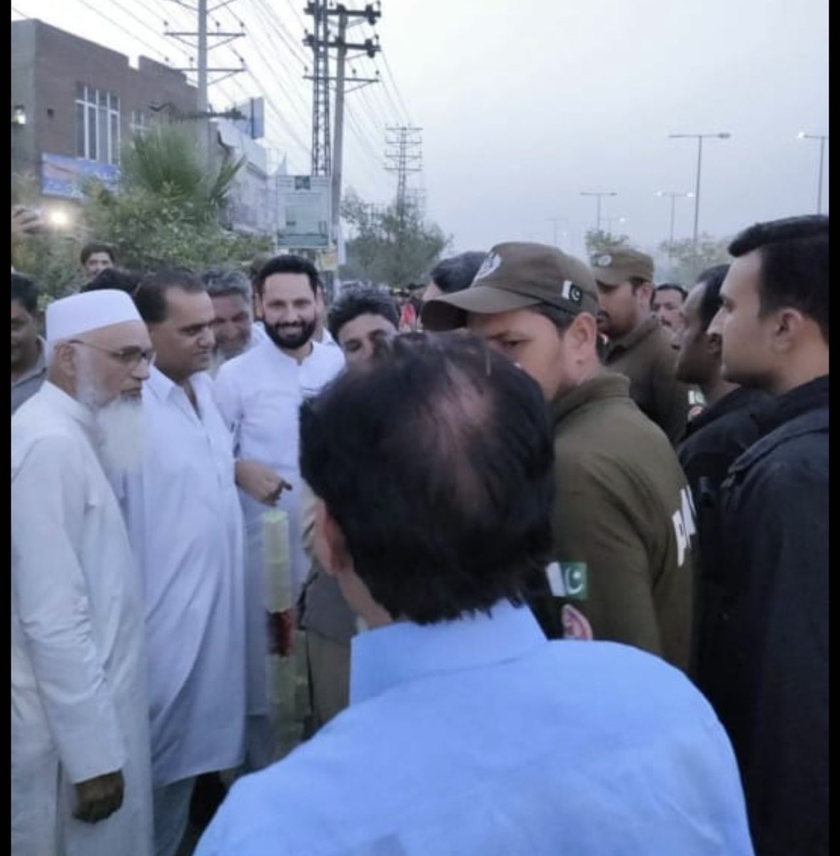 ImranRiazKhan's tweet photo. ہیلو الیکشن کمیشن ن لیگ کے امیدوار اسد کھوکھر کی الیکشن کمپین میں SHO نشتر قالونی اسد عباس پوری ٹیم کیساتھ شامل۔۔۔۔ https://t.co/sbIVMGXeux