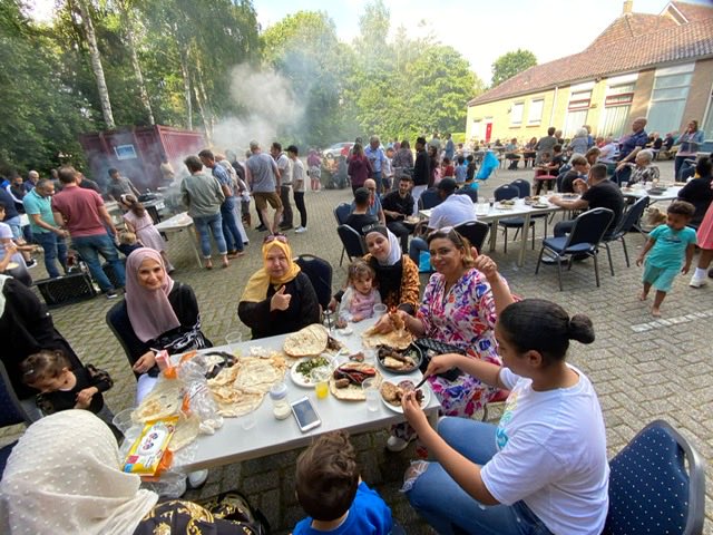 BBQ van hoop georganiseerd bij en door de Pkn kerk Hardenberg/ Heemse, #vluchtelingen #asielzoekers# statushouder,Pkn leden.
