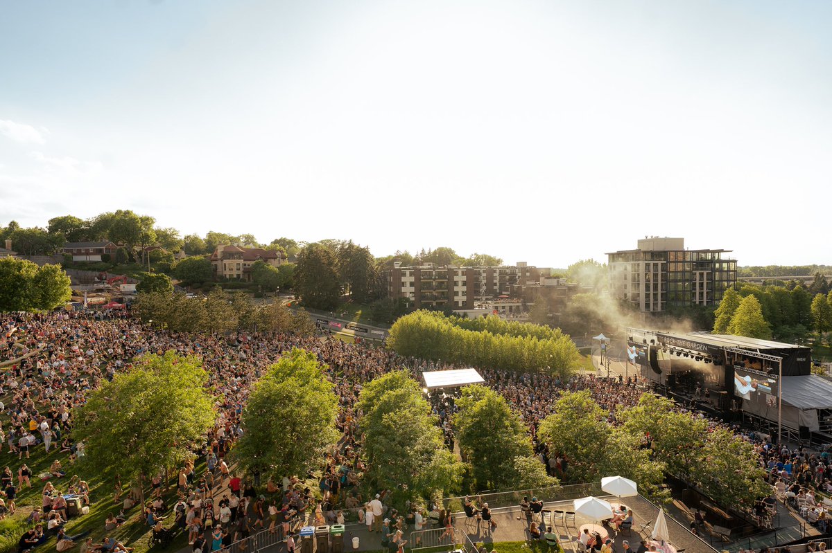 have you ever seen a better lookin’ crowd?? <a href="/RocktheGarden/">Rock the Garden</a> shot for <a href="/TheCurrent/">The Current</a> ✨
