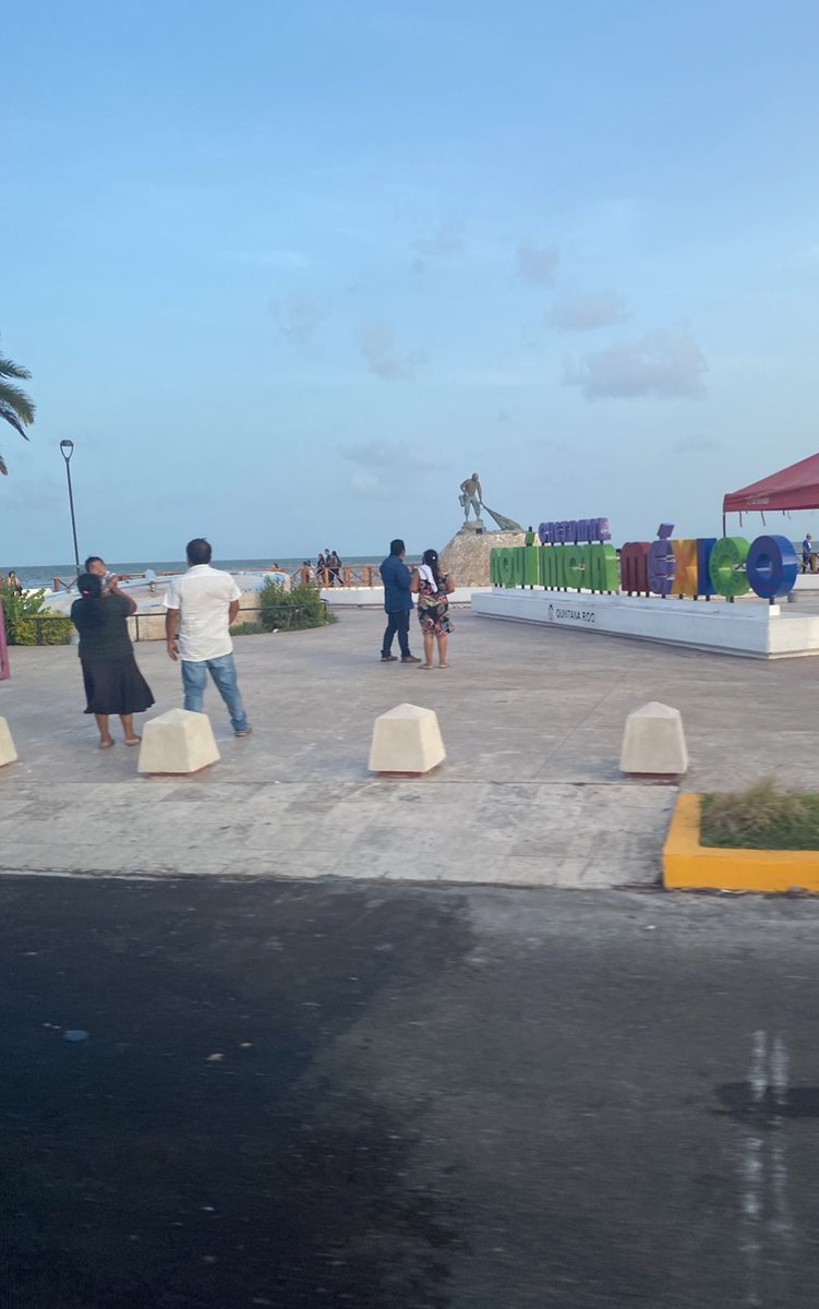 Di un paseo por el Boulevard de #Chetumal, supervisé la obra en construcción y vi la gran aceptación que las y los Chetumaleños tienen por este maravilloso lugar. Niñas, niños, familias enteras, amigas y amigos disfrutan de esta nueva infraestructura que embellece nuestra capital
