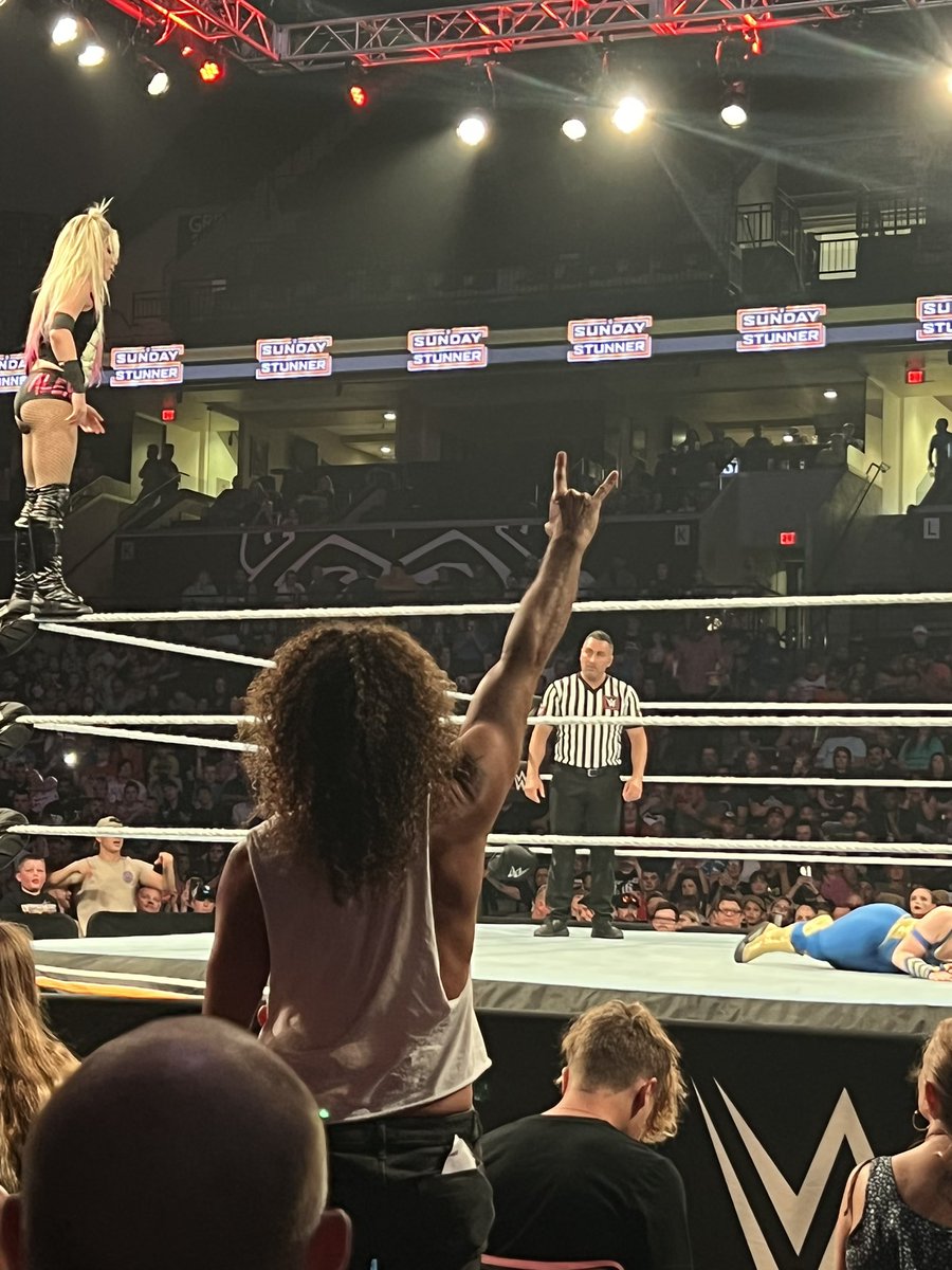 GideonGirl10's tweet photo. Oh my goodness. @AlexaBliss_WWE just stole Springfield! #WWESpringfield https://t.co/gIn7iz4VD8