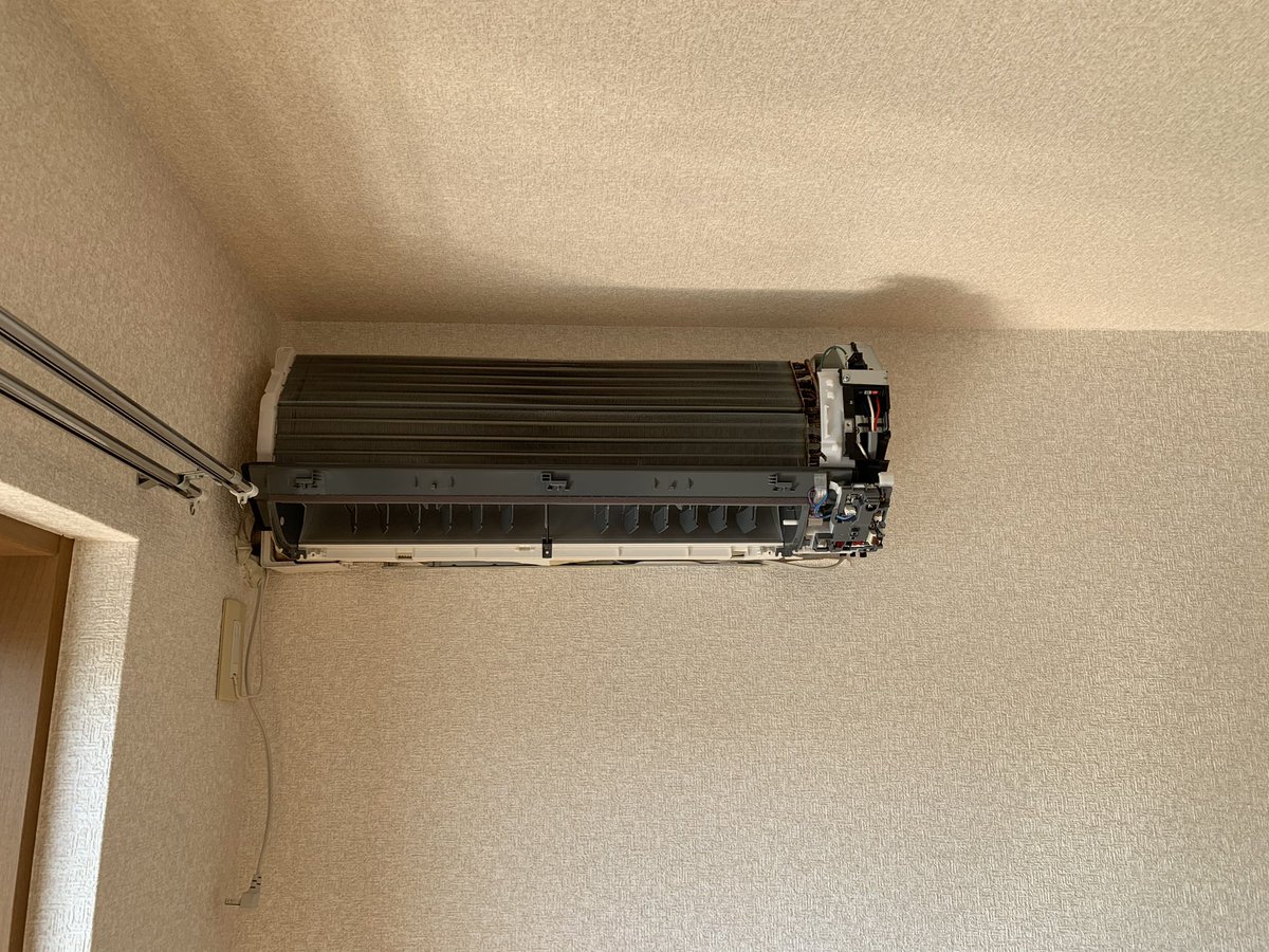 toshi_clean's tweet photo. 霧ヶ峰のカバー下外すタイプも３回目でもう慣れました😁

ただ取り付け位置はもう少し壁から離してもなんら問題は無いかと…。

思うのですが…。😅

取り付ける方からするとそうでなくてはならない理由があるのでしょうか？🤔 https://t.co/hMECjSWbqE