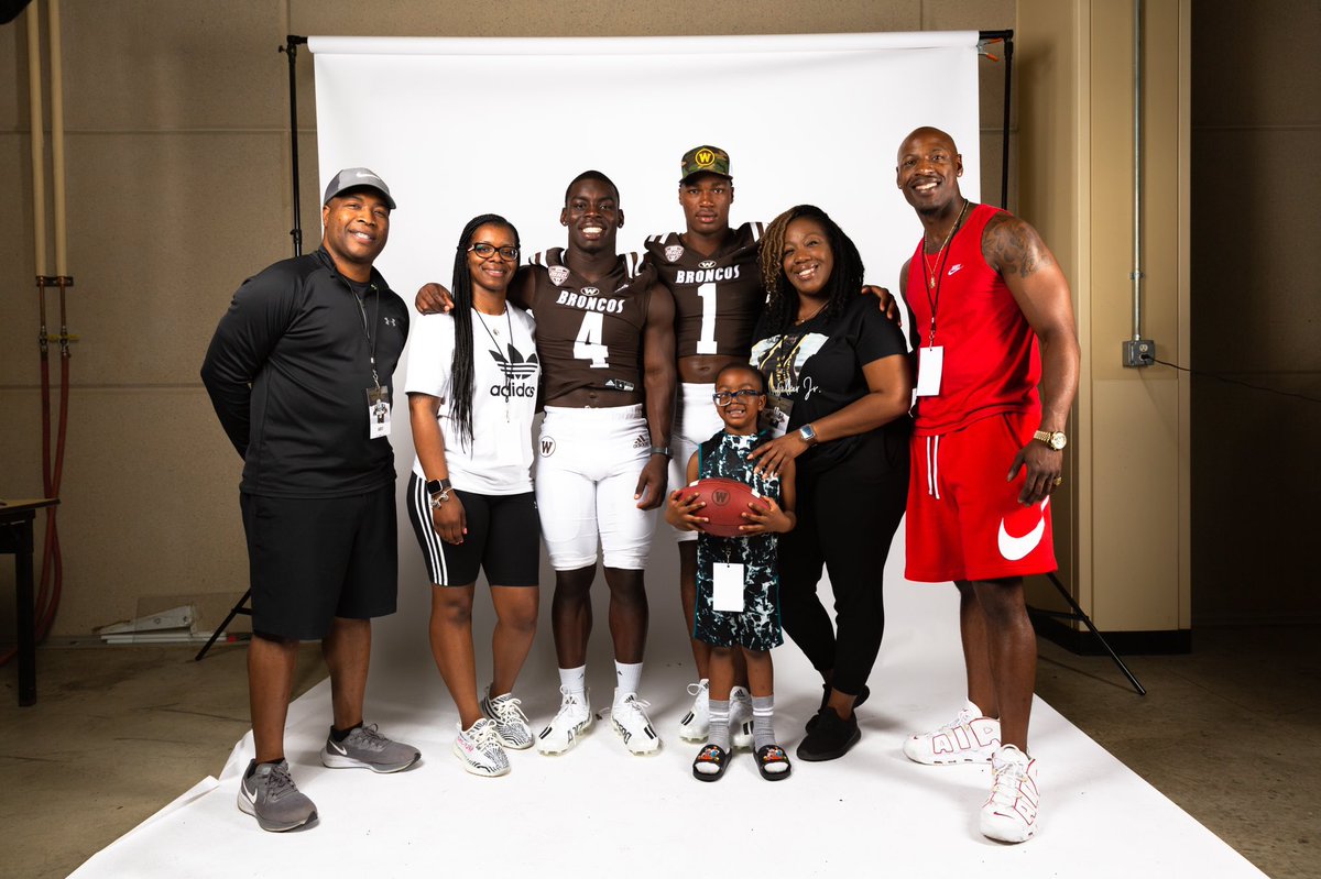 Had an amazing visit🙏🏽 <a href="/WMU_Football/">Western Michigan Football</a>! thanks for having  me and my family <a href="/CoachDenham1/">Coach David Denham</a> <a href="/IanFriedFB/">Ian Fried</a> <a href="/CoachTimLester/">Tim Lester</a> <a href="/Coach80Cj/">Chris Chestnut</a>  #gobroncos🐴 <a href="/leealexander_/">Lee Alexander Jr ✞</a> <a href="/Jui49646835/">Jui</a> <a href="/Jaggac4/">Jagga Rent</a>