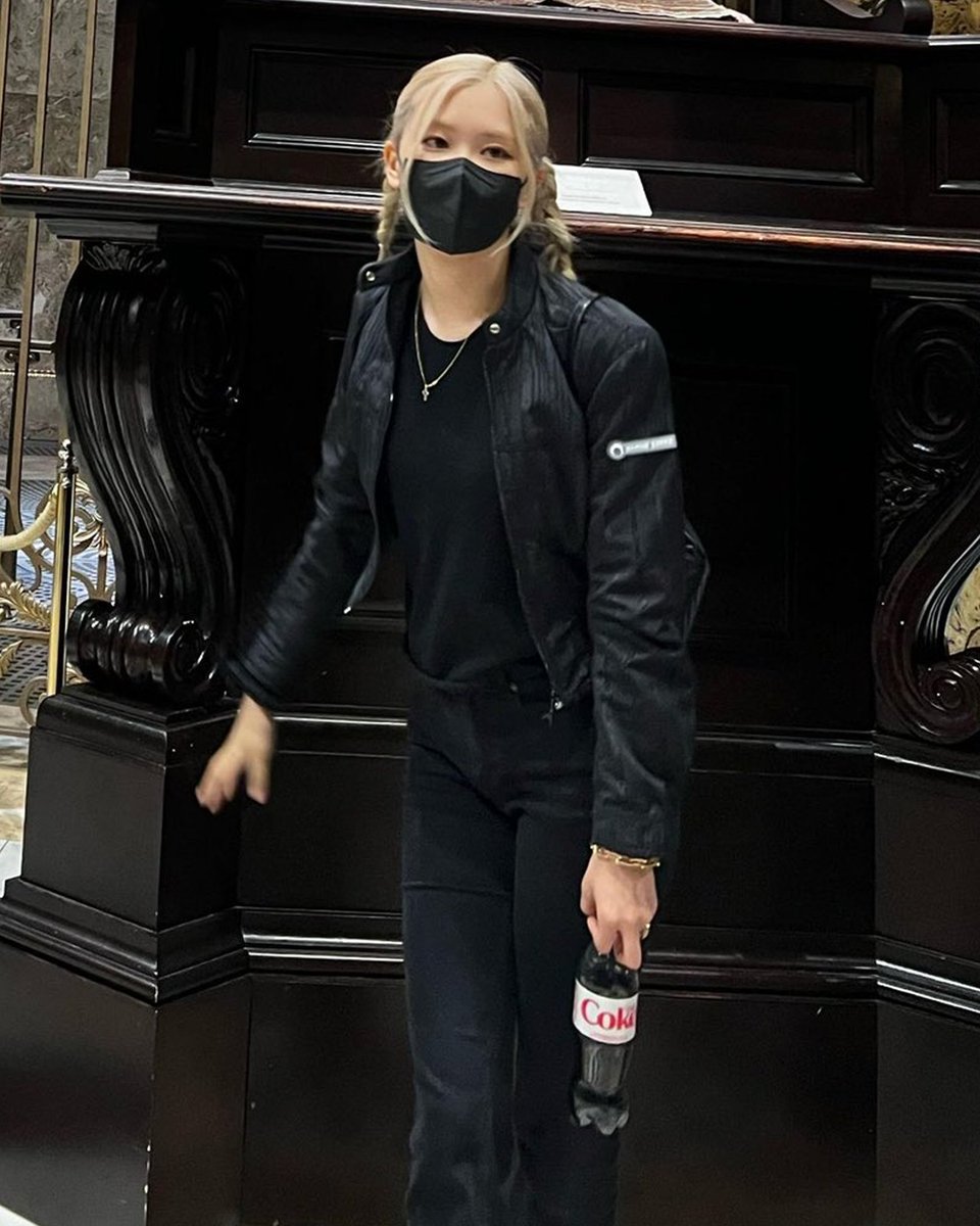 rosefeeds's tweet photo. she's so cute https://t.co/98fevsXkRX