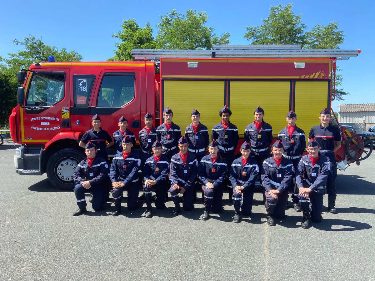 JDeols's tweet photo. 11/06/22 📸
programme recrutement de futurs jeunes pour la rentrée de septembre 📚
Examen JSP 2 écrit et pratique 🖌
Cours sur les classes de feux  JSP 1
Parcours ARI et revision JSP 3 en vue de l’examen de fin d’année
Nous avons eu la bonne surprise de recevoir les calots 👩🏼‍🚒👨‍🚒 https://t.co/EpATxahQB3