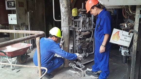 RichardGarcaRo2's tweet photo. En la termoeléctrica “Lidio Ramón Pérez”, de Felton, municipio de Mayarí, al este de la provincia de Holguín no hay descanso en estos días. Gran parte de la fuerza que interviene en las labores son jovenes, procedentes de diferentes provincias. #Cuvavive #AVILMAT #latiravileño https://t.co/AoBV9rj8dq