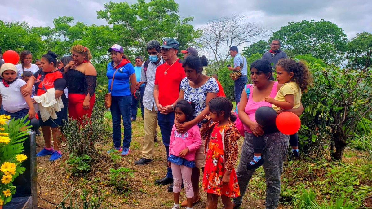 #Nicaragua

Militancia Sandinista,Autoridades, Amigos y Familiares,rinde homenaje a los Cros. Marcos Gutiérrez y Guillermo Méndez; asesinados en el tranque del colegio San José de Jinotepe en el 2018, durante el intento de Golpe de Estado fallido.

#4319FuerzaDeVictorias