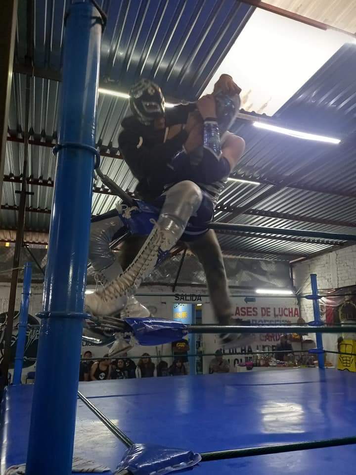LaTijeraLucha's tweet photo. En triangular aéreo de joven talento #Galio de #PromocionesRosales logra llevarse la victoria con el apoyo de un luchador no programado, que lo ayudó a subir al ring para dar cuenta de #EstrellaDelRing y #Daimo, posteriormente el hombre de la intervención es #Helios... https://t.co/ndH9XGiIYa