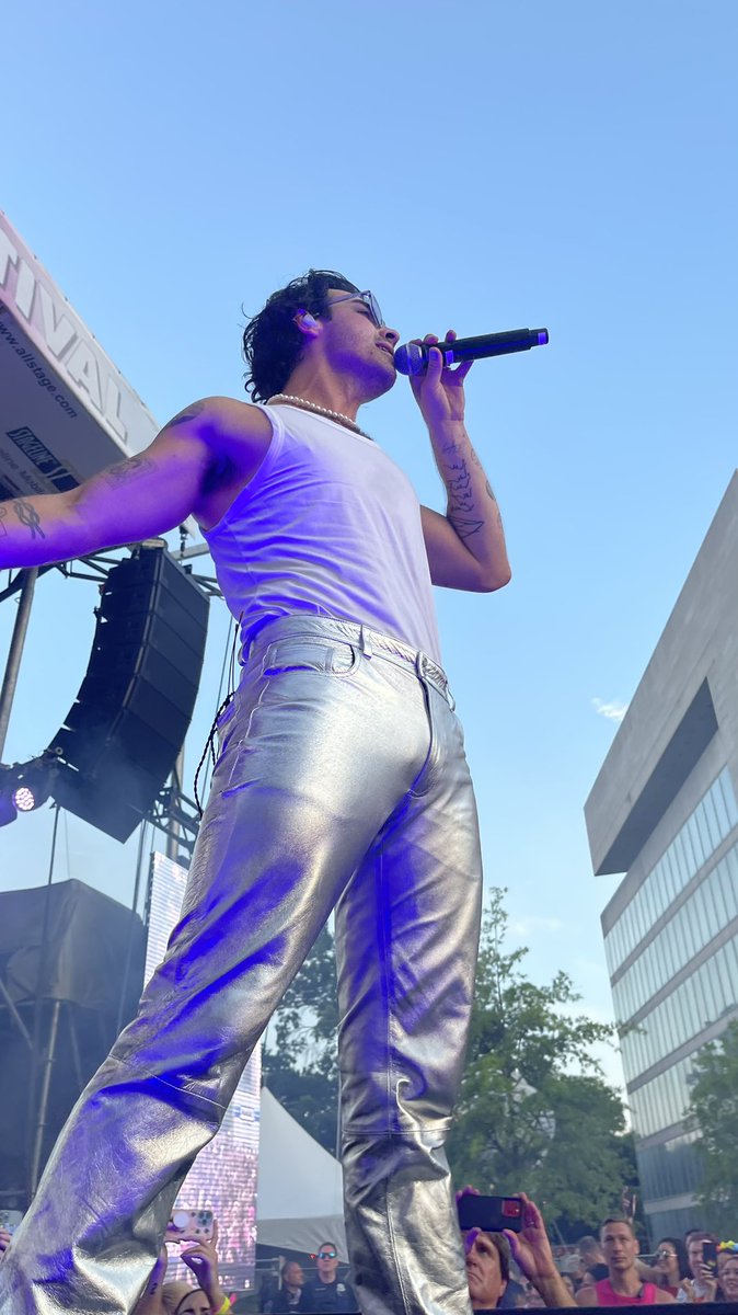 DCHomos's tweet photo. Let’s go @DNCE #reUNITED #Pride #DCPride #CapitalPride #Pride365 #ColorfulDMV #ColorfulPride #StillWe @CapitalPrideDC https://t.co/f0827k9wv6