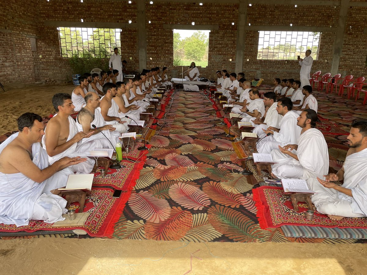 परम पूजनीय पण्डित परमदेव मीमांसक के सानिध्य में आर्ष गुरुकुल, भाली आनन्दपुर, रोहतक, हरियाणा में सामवेद पारायण करते हुये आर्य महासंघ के सैंकड़ों प्रवक्ता एवं निरीक्षण-परीक्षण करते हुये अथर्ववेदाचार्य हनुमत प्रसाद उपाध्याय, अध्यक्ष, आर्य महासंघ।
 #जय_आर्य #जय_आर्यावर्त्त