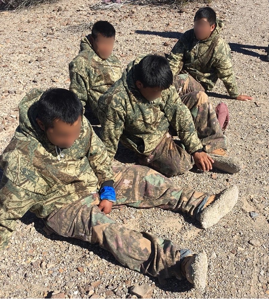 AdlerCatherine's tweet image. they want to slip in undetected..usually through the desert/camo blends in..also may wear carpet shoes-so it makes their footprints harder to track..these would be the “gotaways” u here about..these r not people that want to turn themselves into bp..may also be smuggling drugs