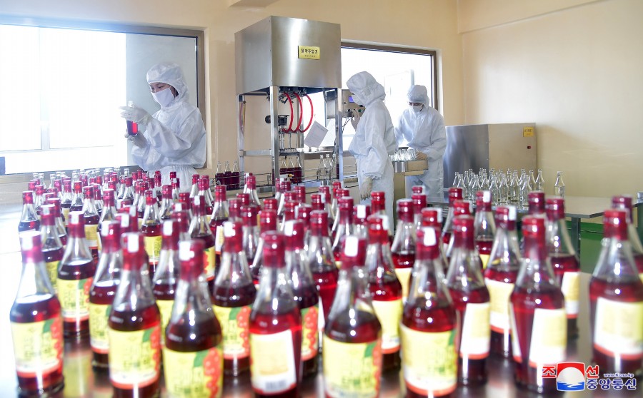 Thosong Pharmaceutical Factory
Pyongyang, June 12 (KCNA) -- Employees of the Thosong Pharmaceutical Factory in the DPRK put spurs to the production of various kinds of Koryo medicines effective in easing the symptoms of COVID-19. -0- https://t.co/CwMtlXQ2Ho