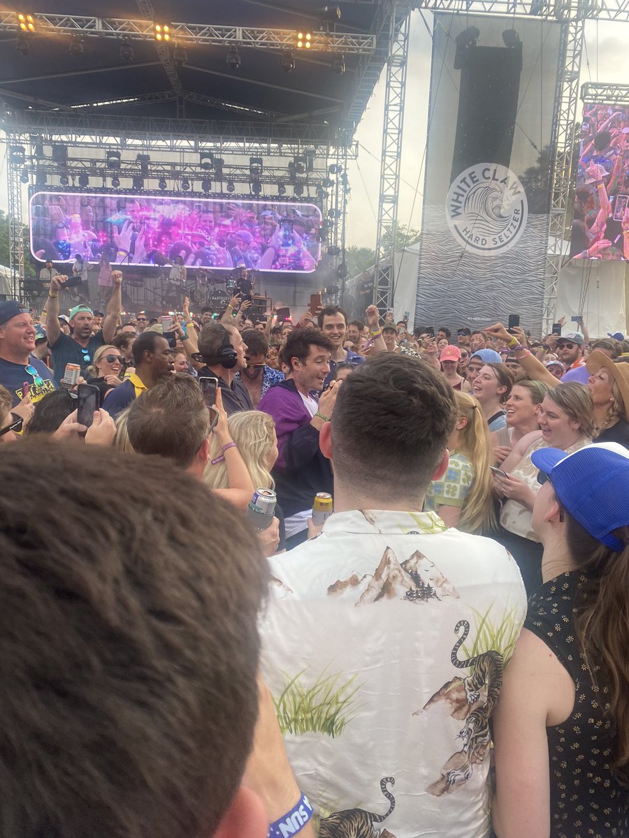 pitbarks's tweet photo. @bastille @bastilledan didn’t expect seeing you in the crowd. Thanks for the great show 🙌🙌 #wonderroad https://t.co/WGmChOwtFz