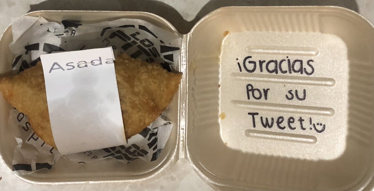 AldoTorresVilla's tweet photo. Hace unas semanas publiqué un tuit sobre las empanadas de #LosPits. Ayer pasé e hice un pedido. Al llegar a mi casa y echarme la última, me encontré esto👇🏾🥺. Neta q chido cuando la gente chambea en lo que ama. Además de hacer empanadas deliciosas: 
Excelente servicio 🌟🌟🌟🌟🌟 https://t.co/rTMuTics6E