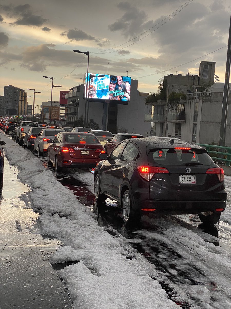 Ignacio_Prz's tweet photo. #segundopiso #periferico así el granizo parado el tráfico https://t.co/x6QE1Z2fRH