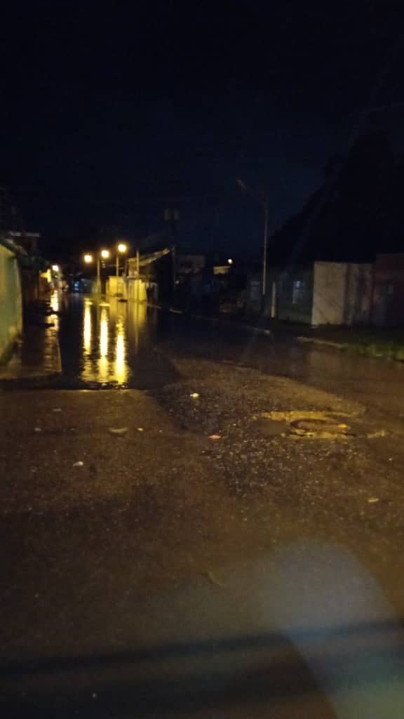 #ALERTA 

#12Jun Habitantes adyacentes al canal de la Fuerzas Armadas, Mcpo San Fernando #Apure, alertan sobre el aumento del  agua y reboza la capacidad debido a las fuertes precipitaciones. #LlanosSinDDHH