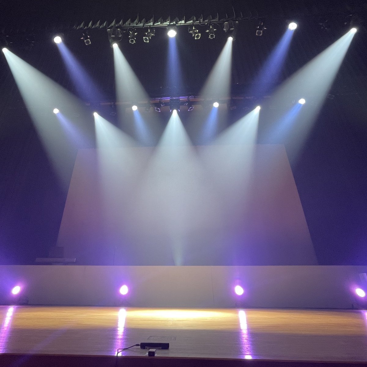nishiki0942's tweet photo. 映える写真を求めて…
オペレーター自ら撮影してます(笑)
ポジション取りで立ってもらってからの
放置
#MACViper
#MAC301
#ePAR
#Martin
#USHIOlighting
#Focus
#シュート
#放置 https://t.co/y6EW8nB466