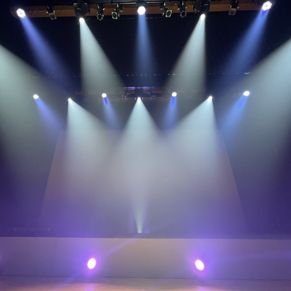 nishiki0942's tweet photo. 映える写真を求めて…
オペレーター自ら撮影してます(笑)
ポジション取りで立ってもらってからの
放置
#MACViper
#MAC301
#ePAR
#Martin
#USHIOlighting
#Focus
#シュート
#放置 https://t.co/y6EW8nB466