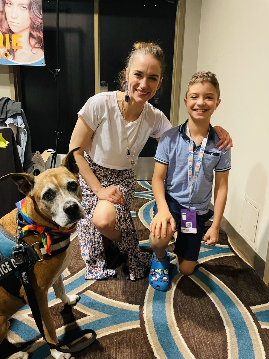 SirRedkin3's tweet photo. My human brother finally got to meet one of my favorite humans! @MelanieScrofano 🐶❤️ #EarpExpo2022 https://t.co/A7EfxRPASD