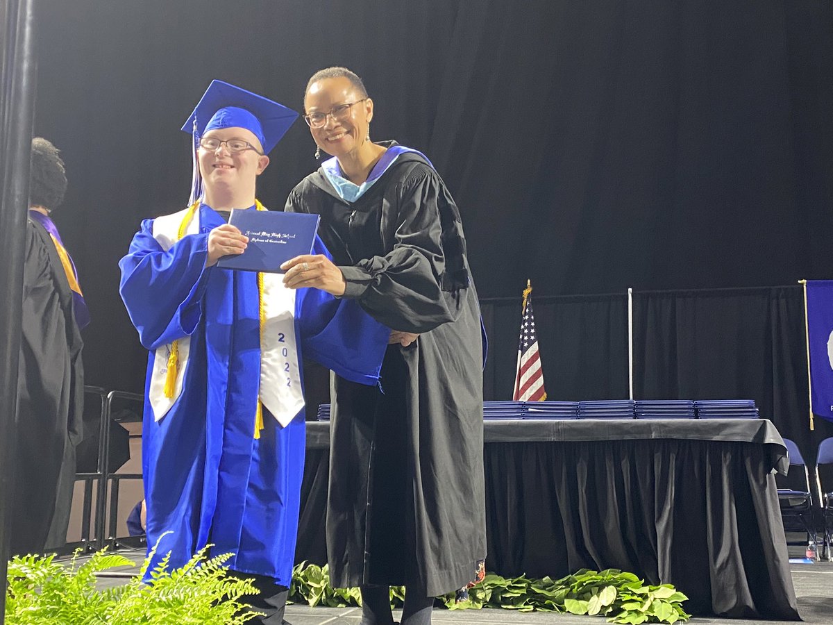 FWPS210's tweet photo. Congrats FWHS graduates. We canβt wait to see what you achieve next! #EagleGrad #Classof2022 @federalwayhigh https://t.co/z0aMndbdl9